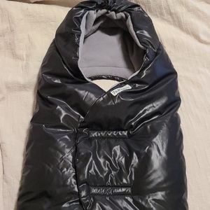 7 A.M. Nido infant car seat baby wrap.